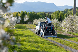 ATV på Tysse tilhenger i frukthage